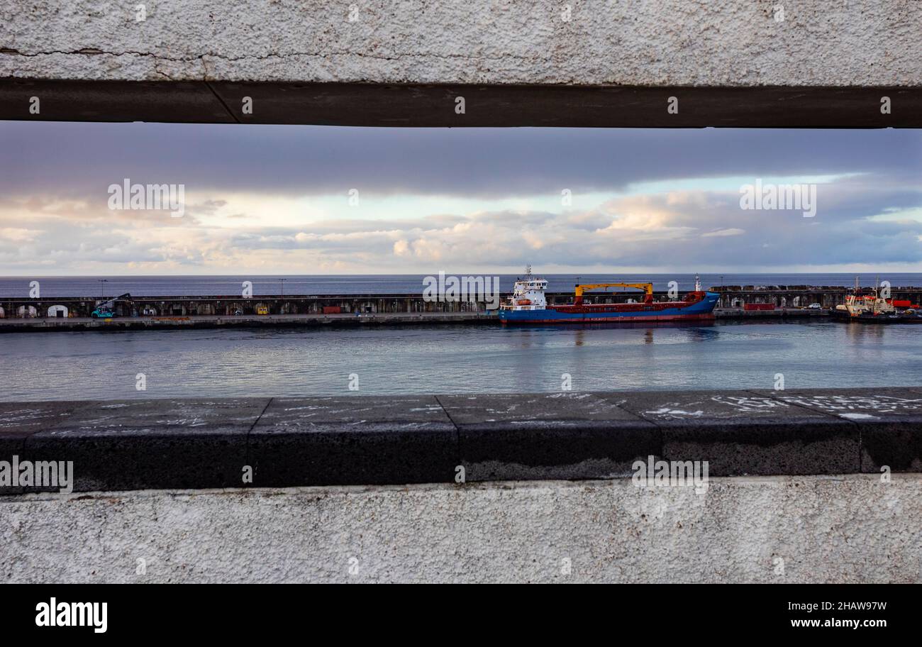 Nave da carico nel porto, Punta Delgada, Isola di Sao Miguel, Azzorre, Portogallo Foto Stock