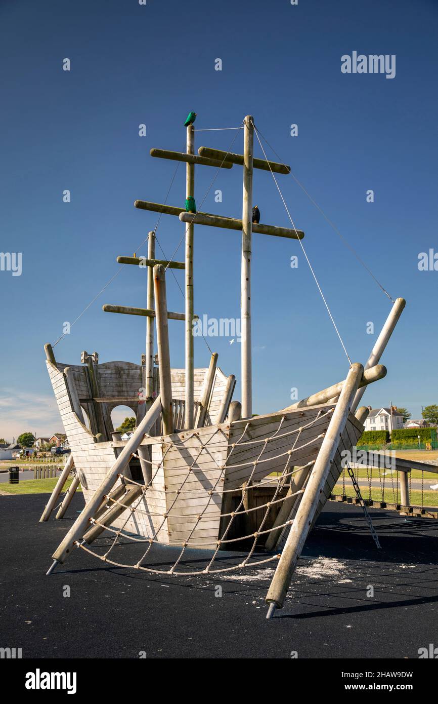 Regno Unito Irlanda del Nord, Co Down, Millisle, parco giochi per bambini, telaio per arrampicata su navi pirata Foto Stock