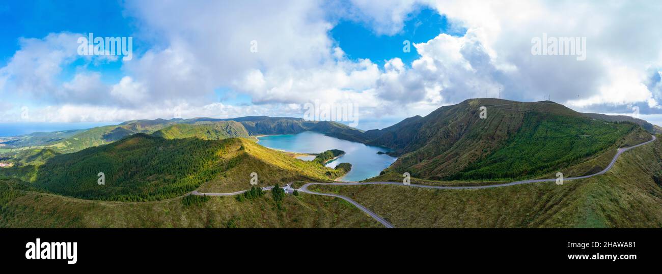 Colpo di drone, vista dal punto di vista Miradouro do Pico da Barrosa al cratere lago Lagoa do Fogo e alla cima di Pico Barrosa, Sao Miguel Foto Stock