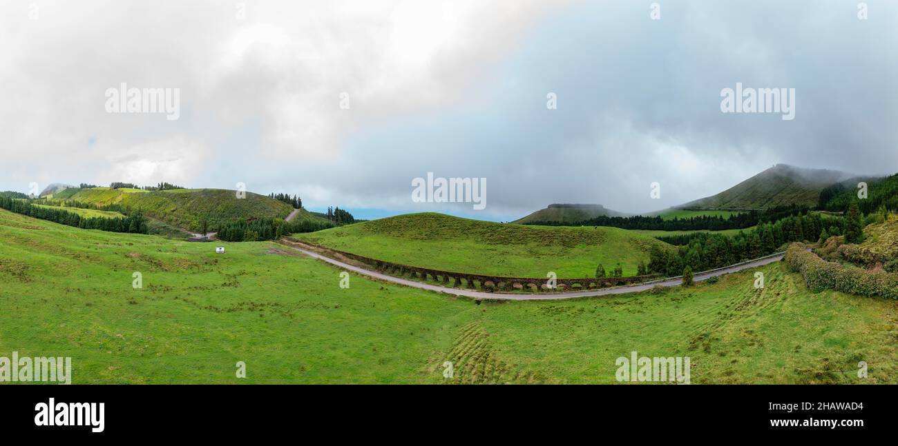 Il vecchio acquedotto Muro das nove Janelas, Sete Cidades, Isola di Sao Miguel, Azzorre, Portogallo Foto Stock