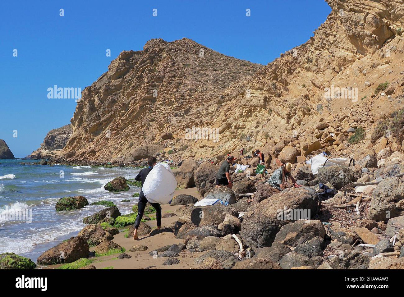 Giovani che raccolgono rifiuti di plastica sulla spiaggia, pulizia della spiaggia, Almeria, Andalucia, Spagna Foto Stock