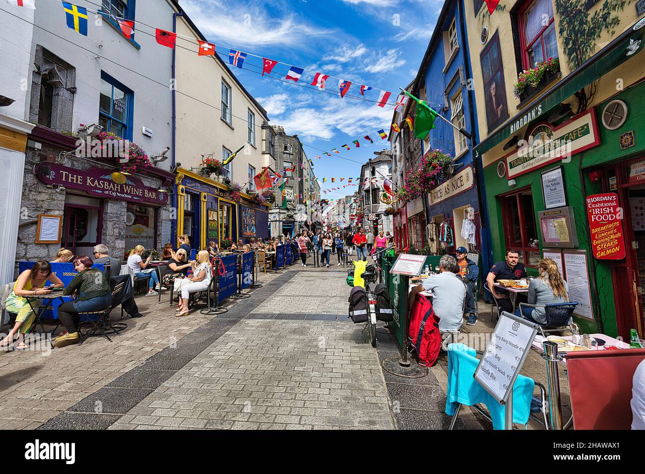 Vivace zona pedonale con caffè e ristoranti nel quartiere Latino, Galway, Irlanda Foto Stock