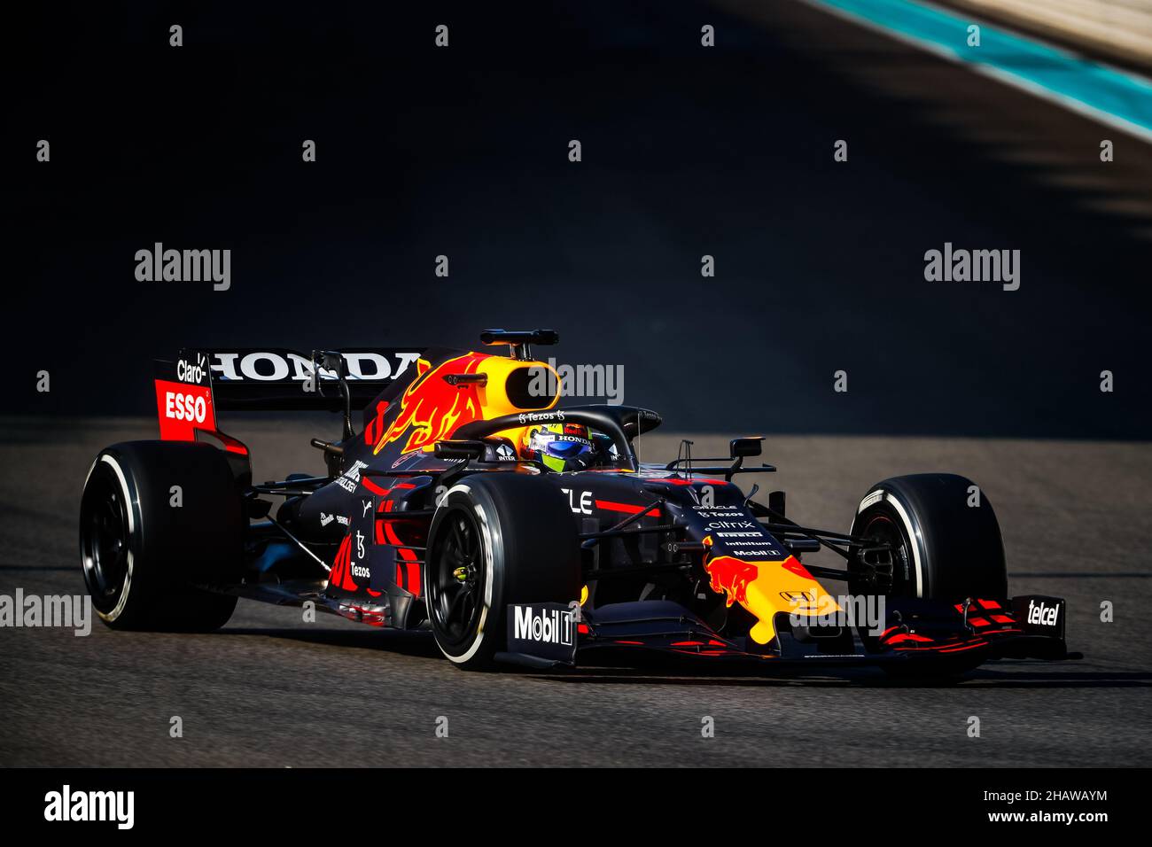 11 PEREZ Sergio (mex), Red Bull Racing Honda, in azione durante i test post-stagione 2021 dal 14 al 15 dicembre 2021 sul circuito Yas Marina, a Yas Island, Abu Dhabi - Foto: Antonin Vincent/DPPI/LiveMedia Foto Stock