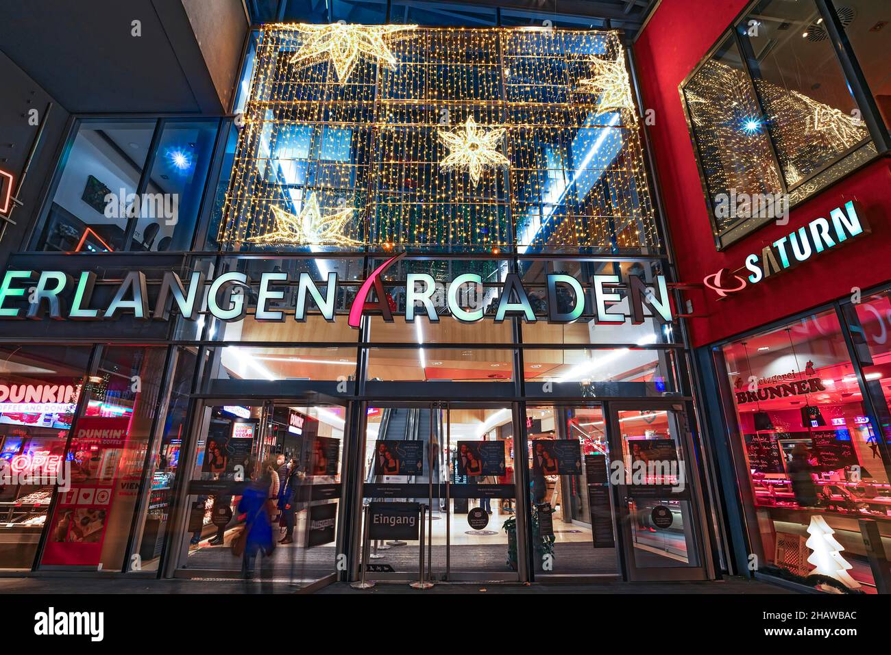 Decorazioni natalizie all'ingresso del centro commerciale Erlangen Arcaden, Erlangen, Medio Franconia, Baviera, Germania Foto Stock