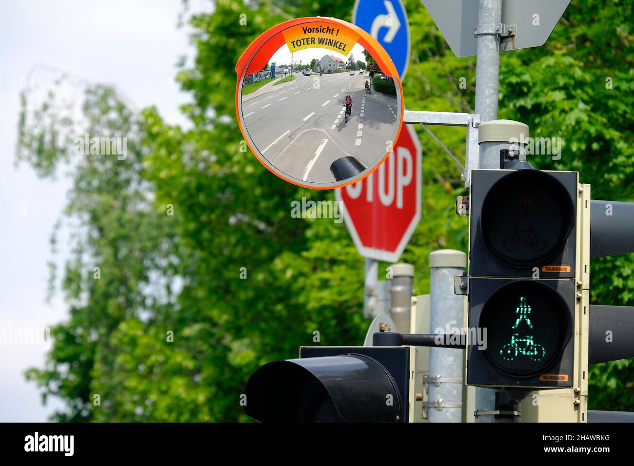 Semaforo con specchio contro punto cieco, per la sicurezza dei ciclisti, Monaco, Baviera, Germania Foto Stock
