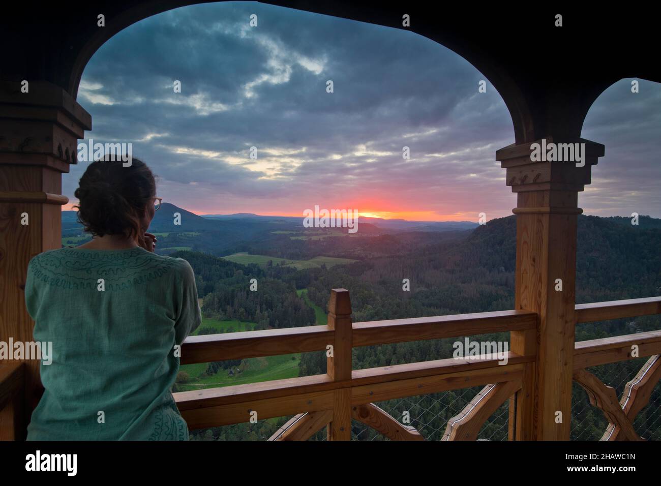 Escursionista, donna che guarda al tramonto da Mariina skala, a Ruzova, Ruzak, Rosenberg, Jetrichovice, Decin, Svizzera boema, Repubblica Ceca Foto Stock