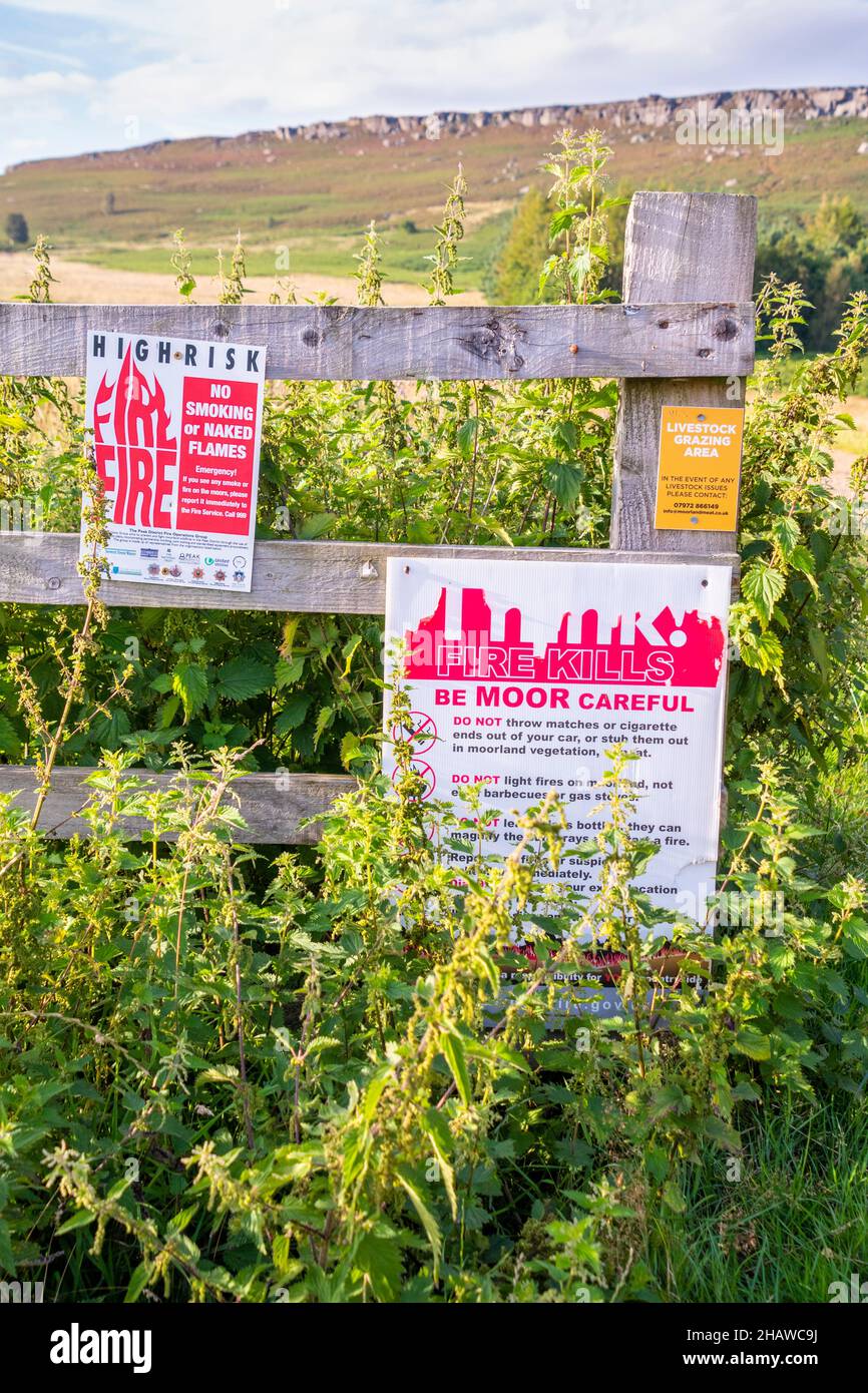 Fuoco uccide, sia Moor attenzione - segno su una porta di accesso al paesaggio di brughiera del Peak District a Stanage Edge, Derbyshire, Regno Unito Foto Stock