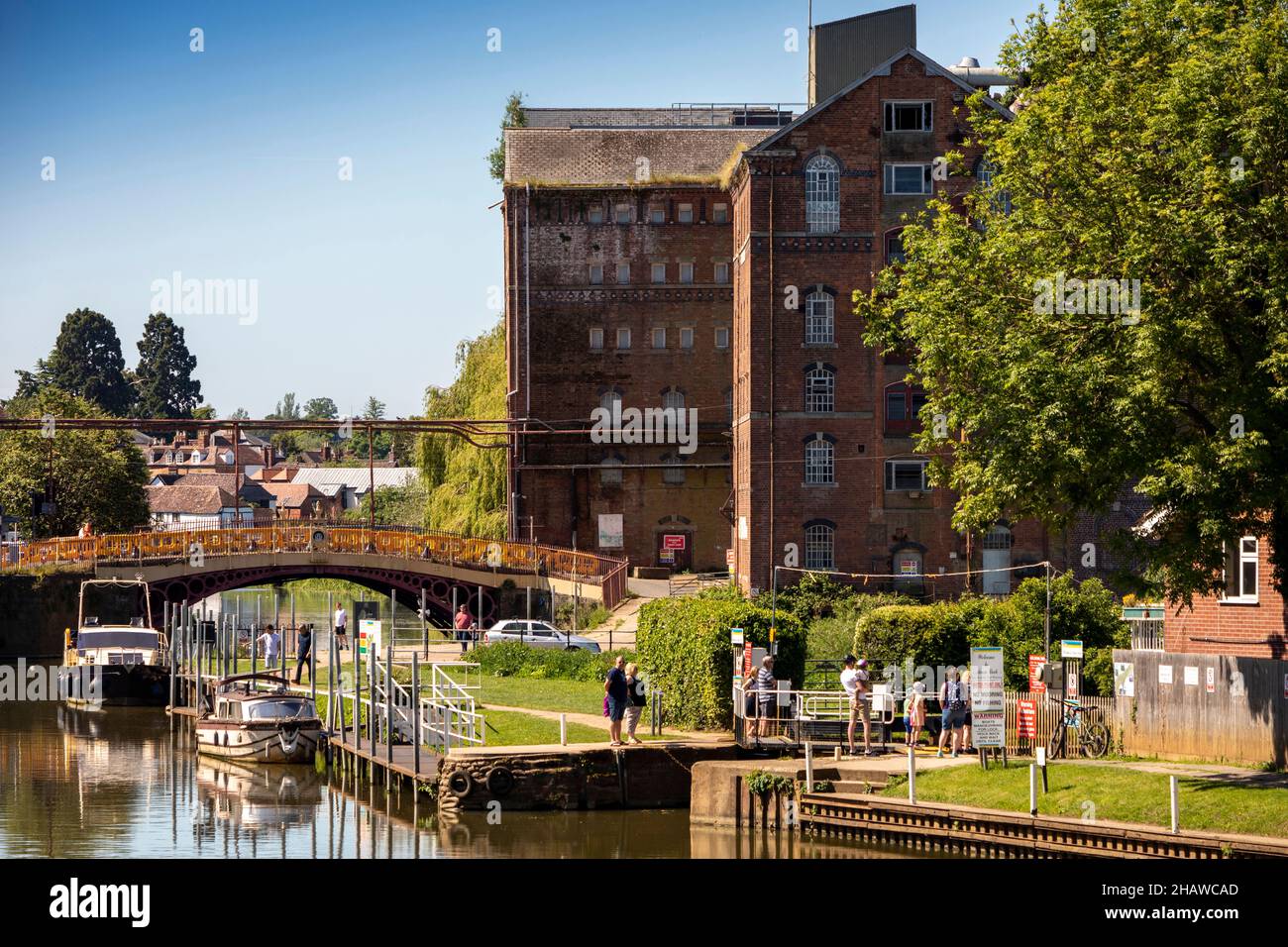 Regno Unito, Inghilterra, Gloucestershire, Tewkesbury, vecchie guarigioni Borough Flour Mill su Mill Avon Foto Stock