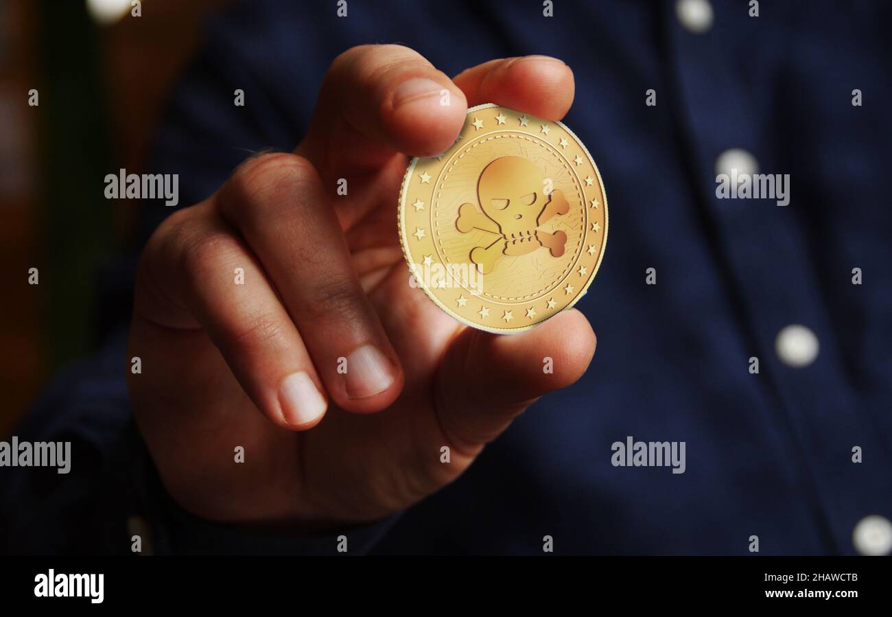 Pirateria cranio haking simbolo, cyber attacco e crimine moneta d'oro in mano concetto astratto. Foto Stock