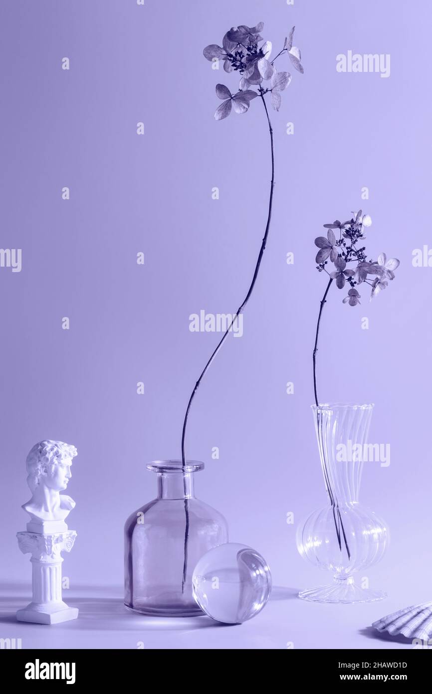 Semplicità, naturalezza, concetto wabi sabi. Fiori secchi in vasi tonati in colori alla moda molto peri. Oggetti in vetro colorato alla moda. Foto Stock