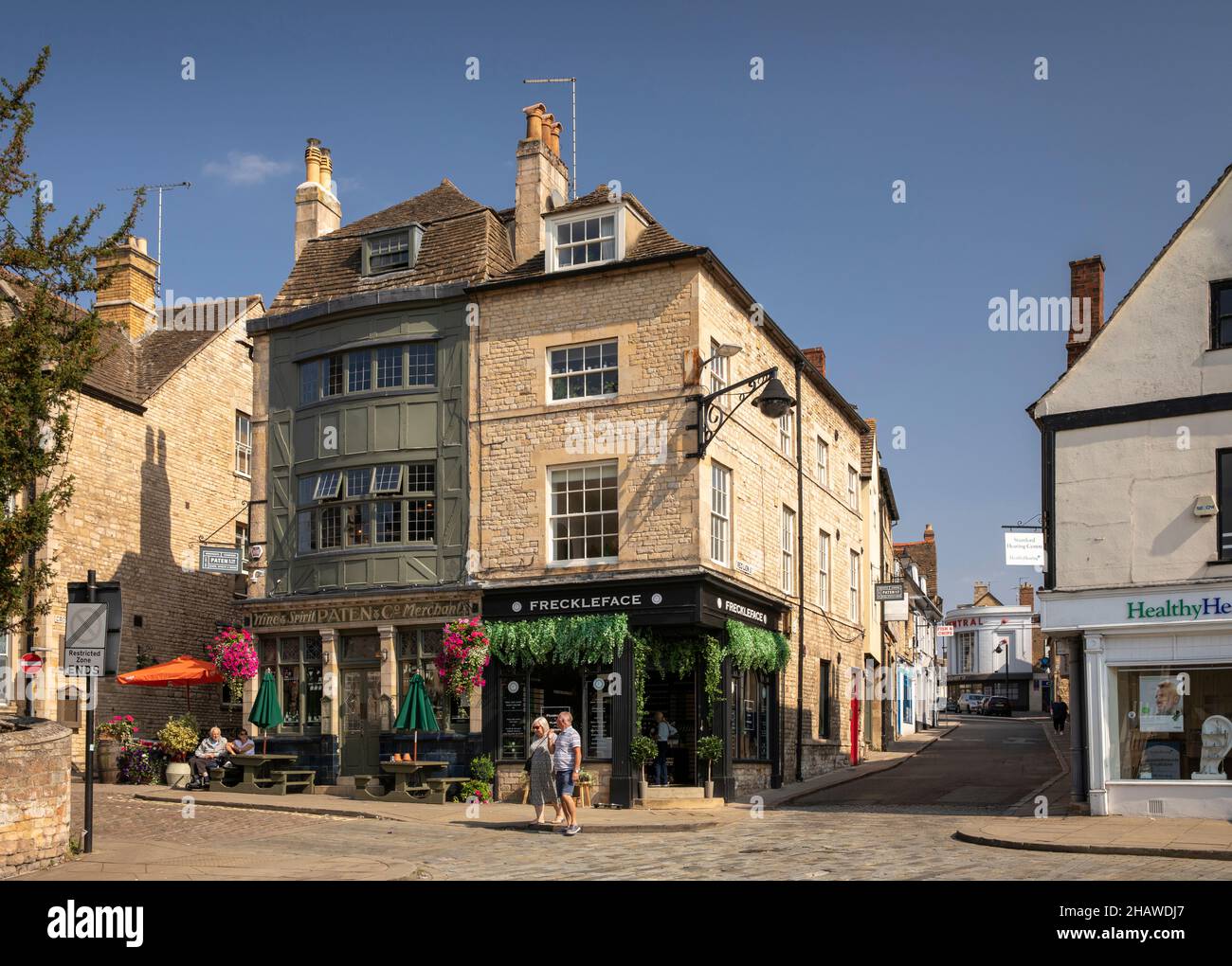 Regno Unito, Inghilterra, Lincolnshire Stamford, Red Lion Square, Paten & Co, Negozi di vino Merchants e Red Lion Street Foto Stock