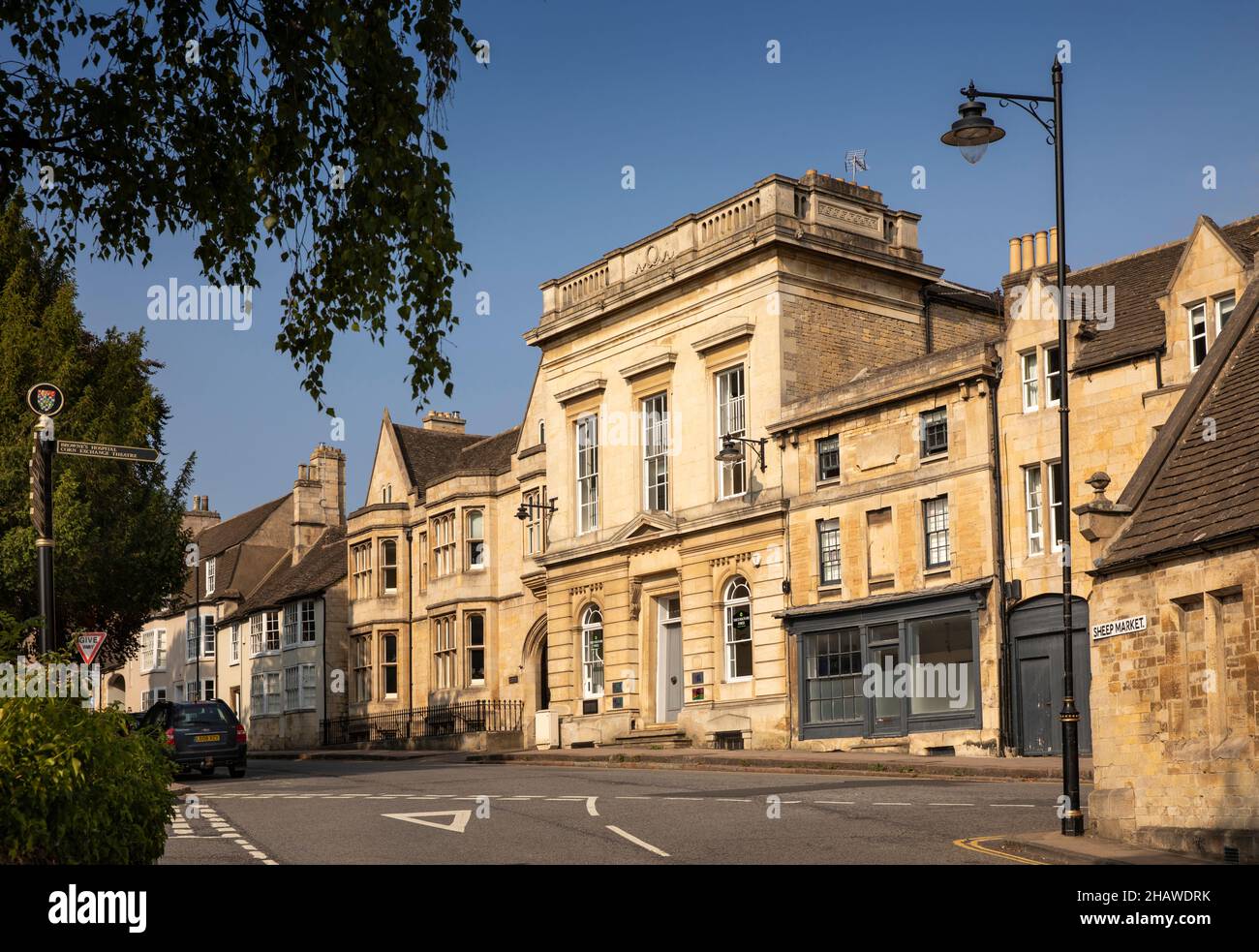 Regno Unito, Inghilterra, Lincolnshire Stamford, St Peter’s Street, edifici storici in cima al mercato delle pecore Foto Stock