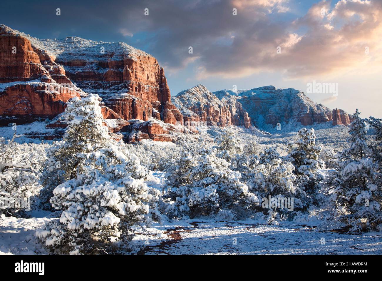 Una nevicata invernale trasforma il paesaggio intorno a Sedona, Arizona, in qualcosa di ancora più speciale. Foto Stock