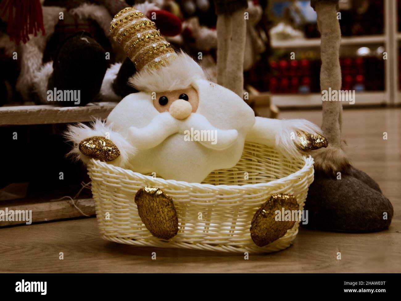 Giocattoli di Capodanno. Foto il cestino con Santa Clausbasket con Santa Clau in un supermercato Foto Stock
