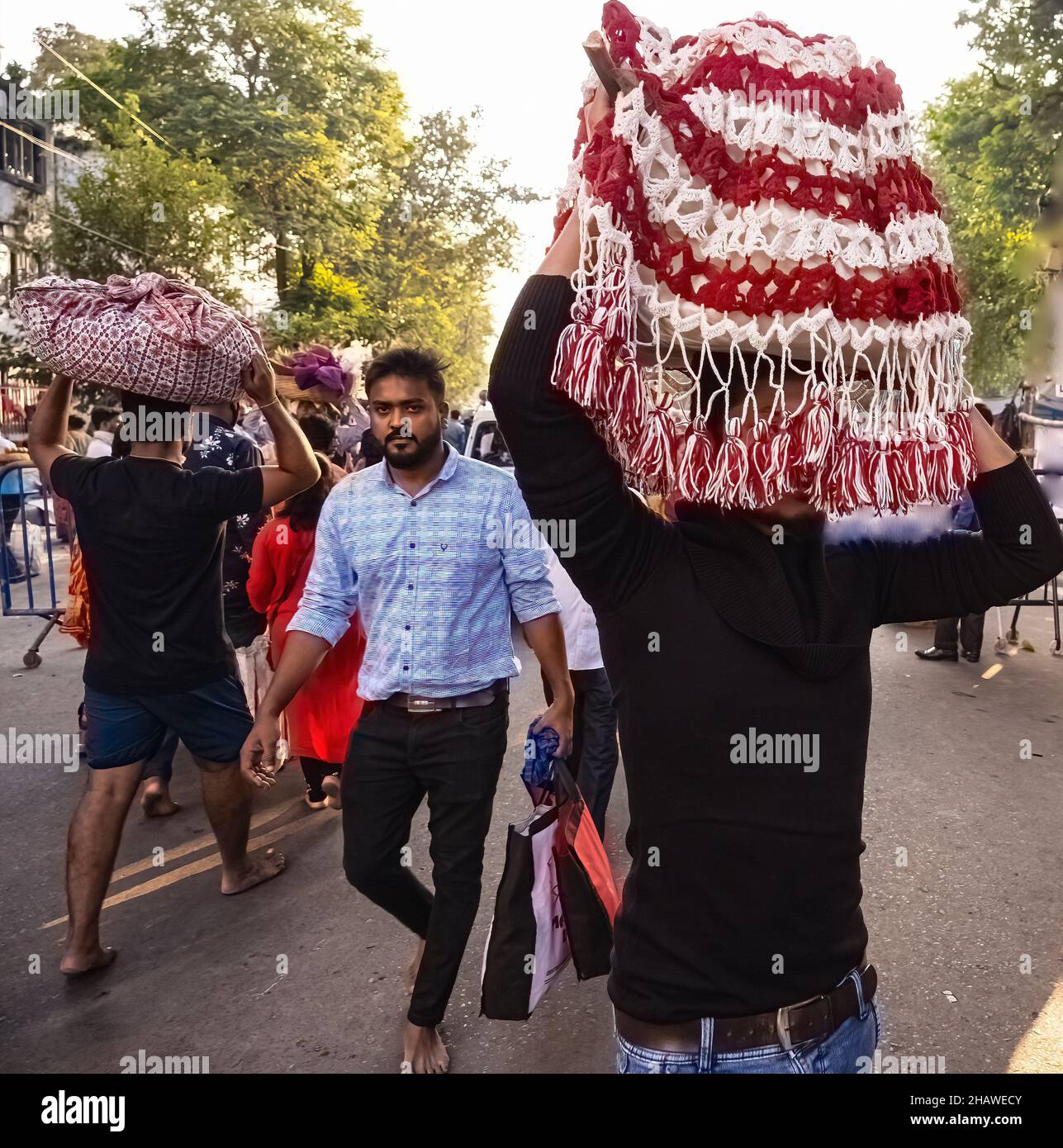 Chhat Puja, celebrazione, cmale, compagno, vestito, pantaloni, camicia, portato, sulla,testa,busket, di offerte, a Rver Ganga, Kolkata, Babughat, India. Foto Stock