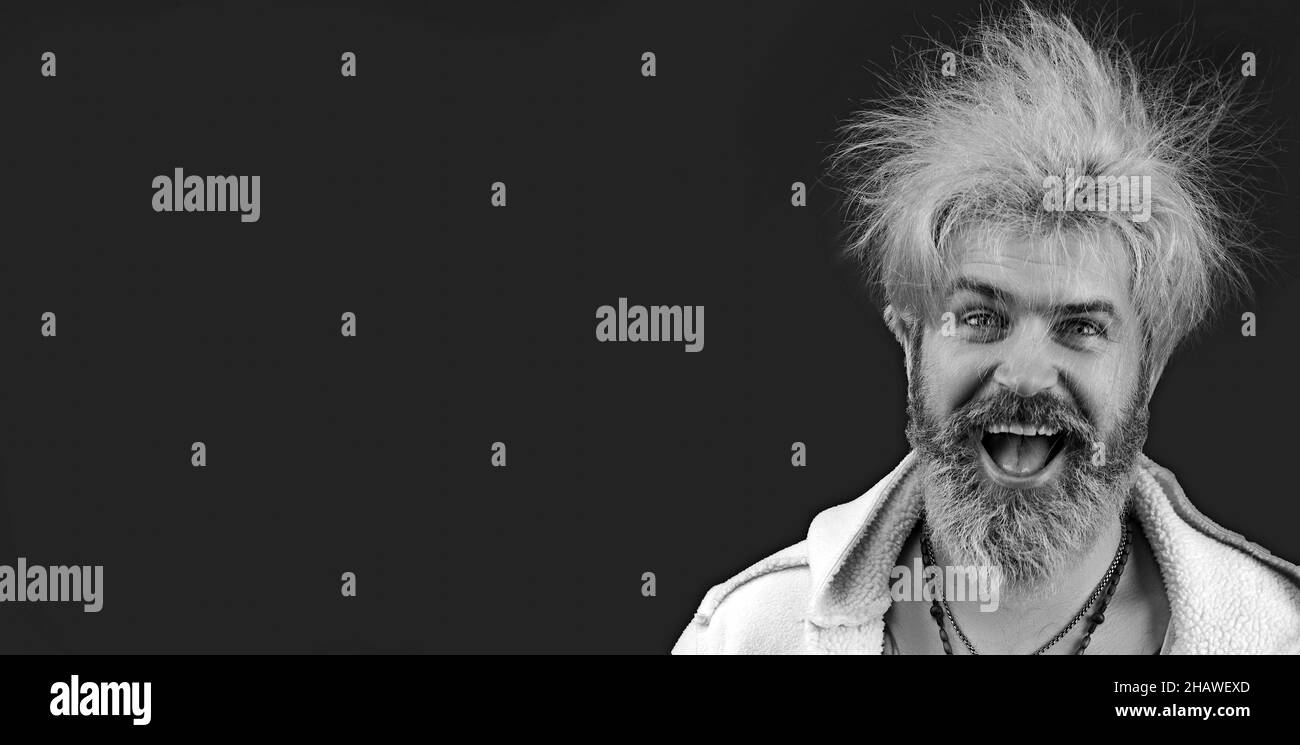 Uomo che tiene fili di bared e urla di dolore. Spazio per il testo. Foto Stock