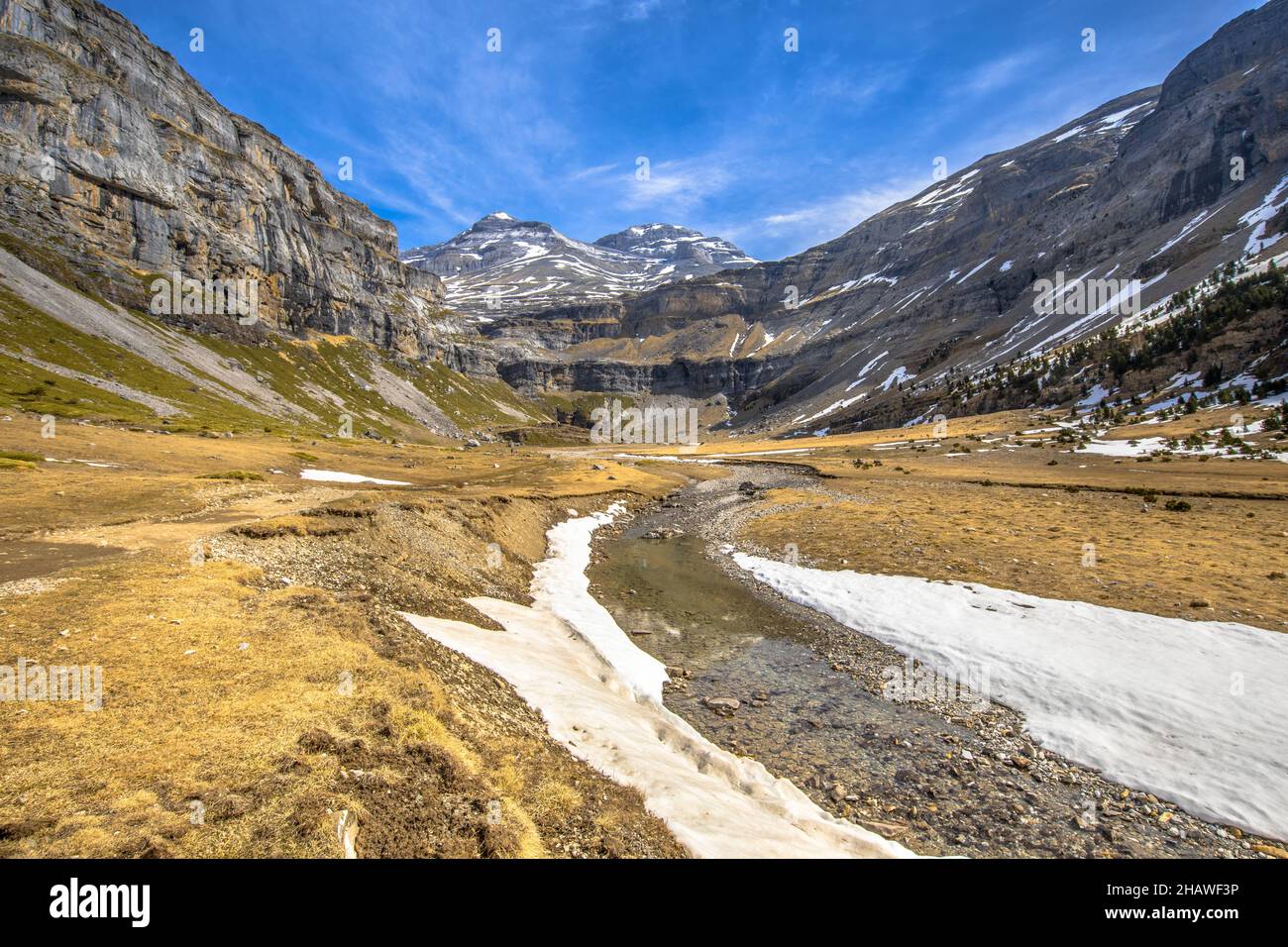 Pista nel canyon della valle di Ordesa all'inizio di aprile. Questa è una passeggiata classica nei Pirenei spagnoli. Huesca, Aragona, Spagna. Foto Stock