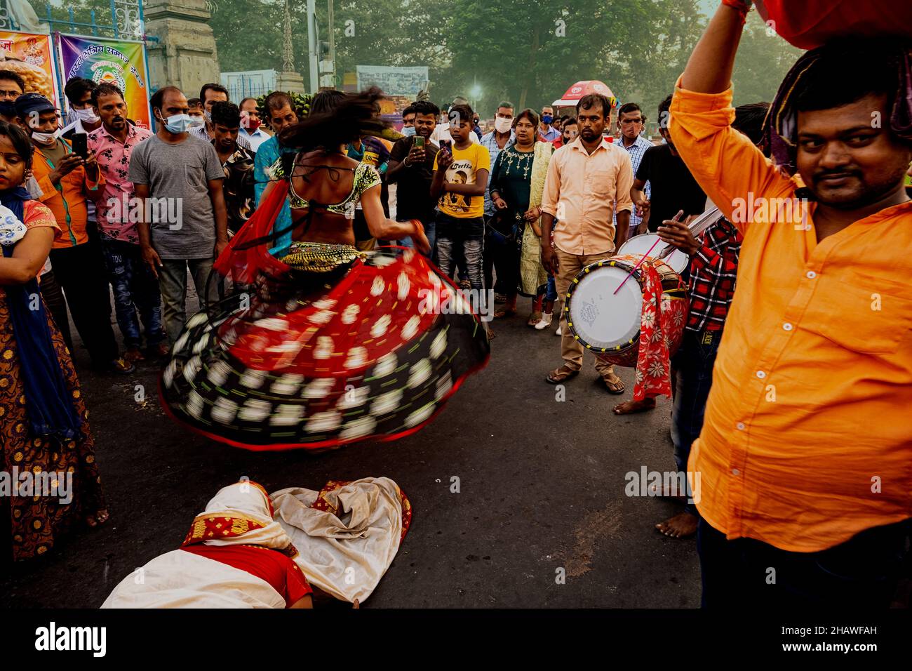 Scena di strada, al crepuscolo, Babughat, Chhat Puja giorno, danza, tamburo, batte, godimento, allegro-fare, Kolkata, India. Foto Stock