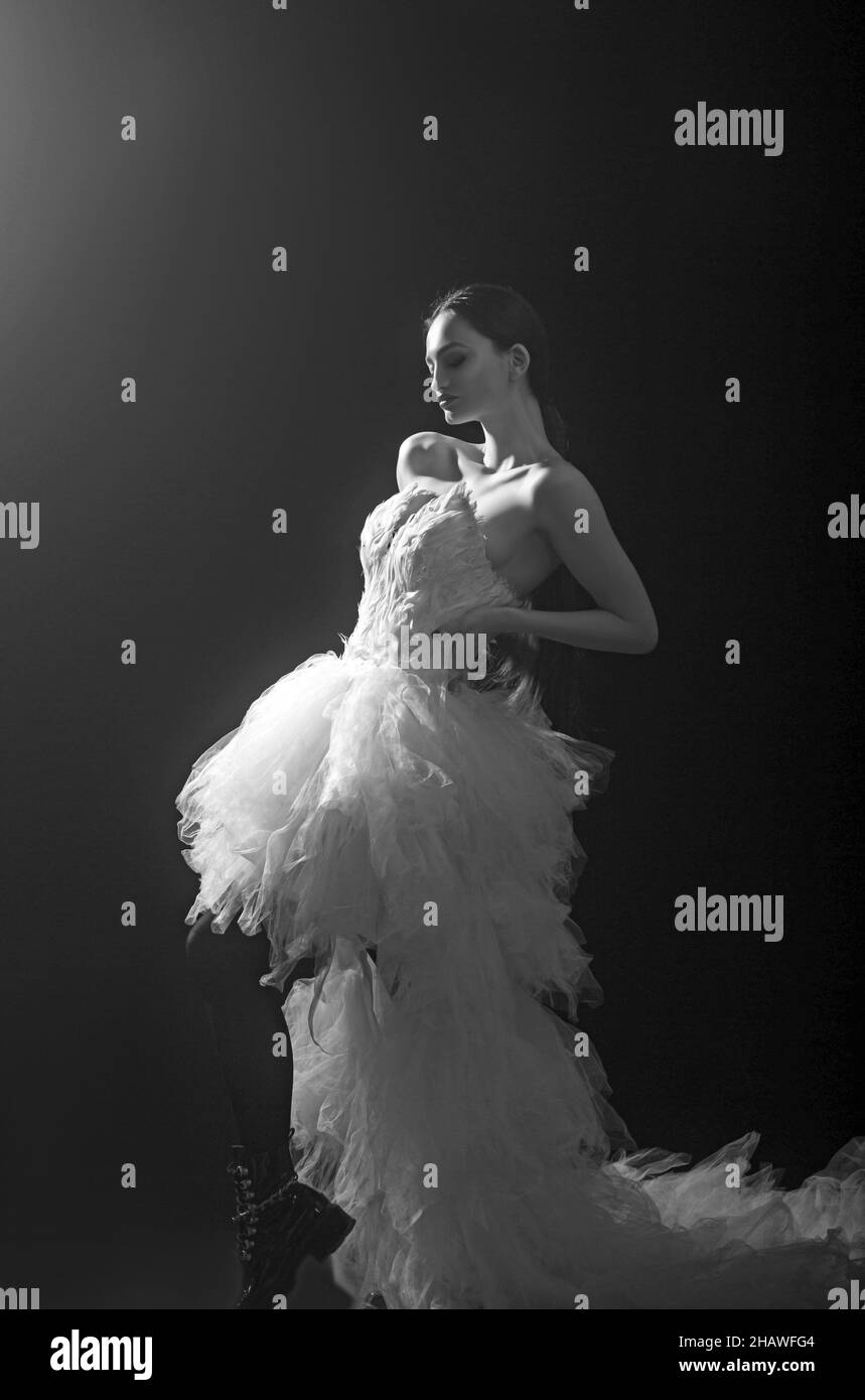Indossando un fantastico abito da sera bianco con un lungo abito di tulle  Foto stock - Alamy