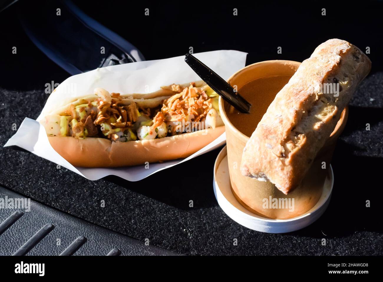 Street food. Una tazza di zuppa e un panino. Foto Stock
