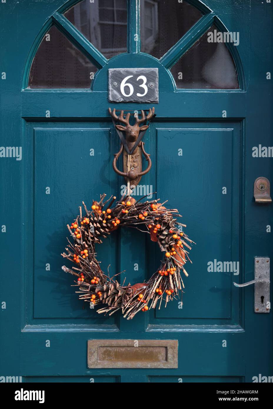 Corona/ghirlanda autunnale sulla porta di legno esterna in Scozia, Regno Unito Foto Stock