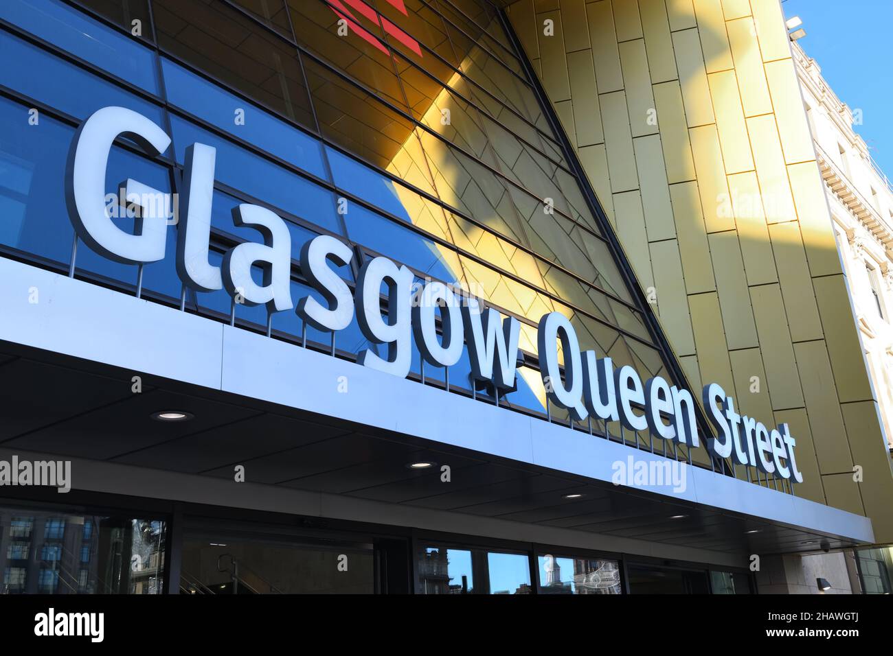 Segnaletica esterna per la stazione ferroviaria di Glasgow Queen Street in Scozia, Regno Unito Foto Stock
