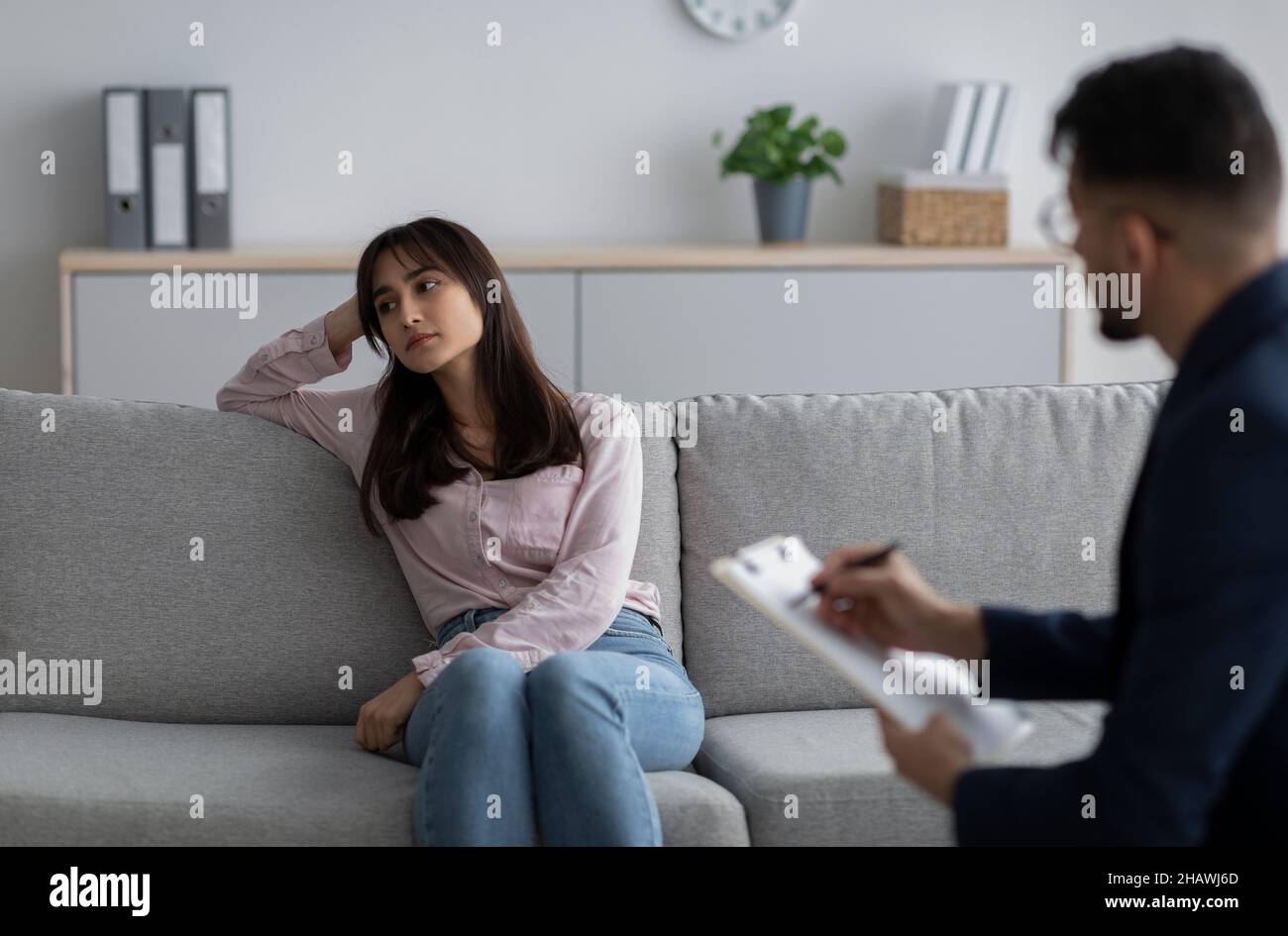 Ha sottolineato la donna araba che soffre di depressione, consigliere che fornisce assistenza professionale presso l'ufficio medico Foto Stock