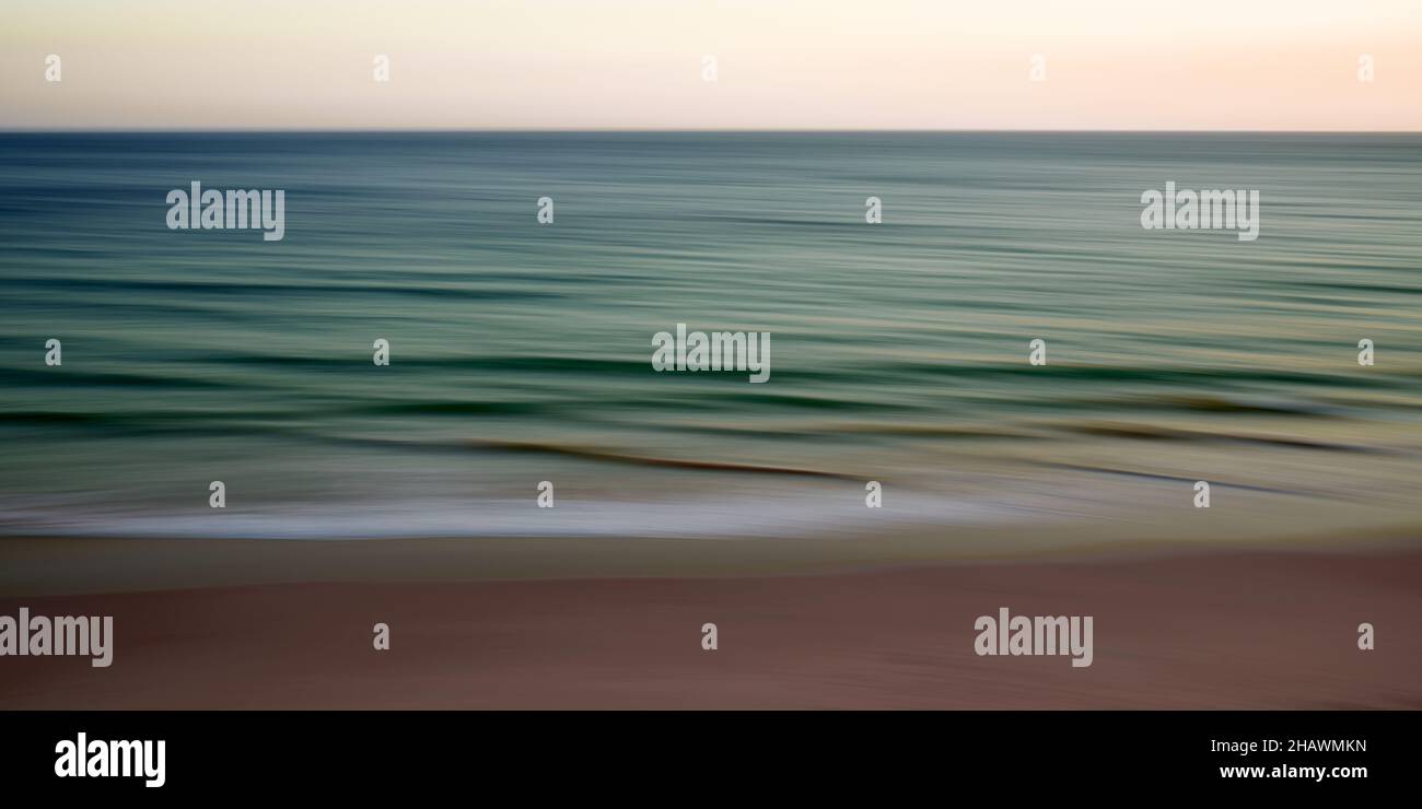 Vista offuscata dell'acqua dell'oceano Foto Stock