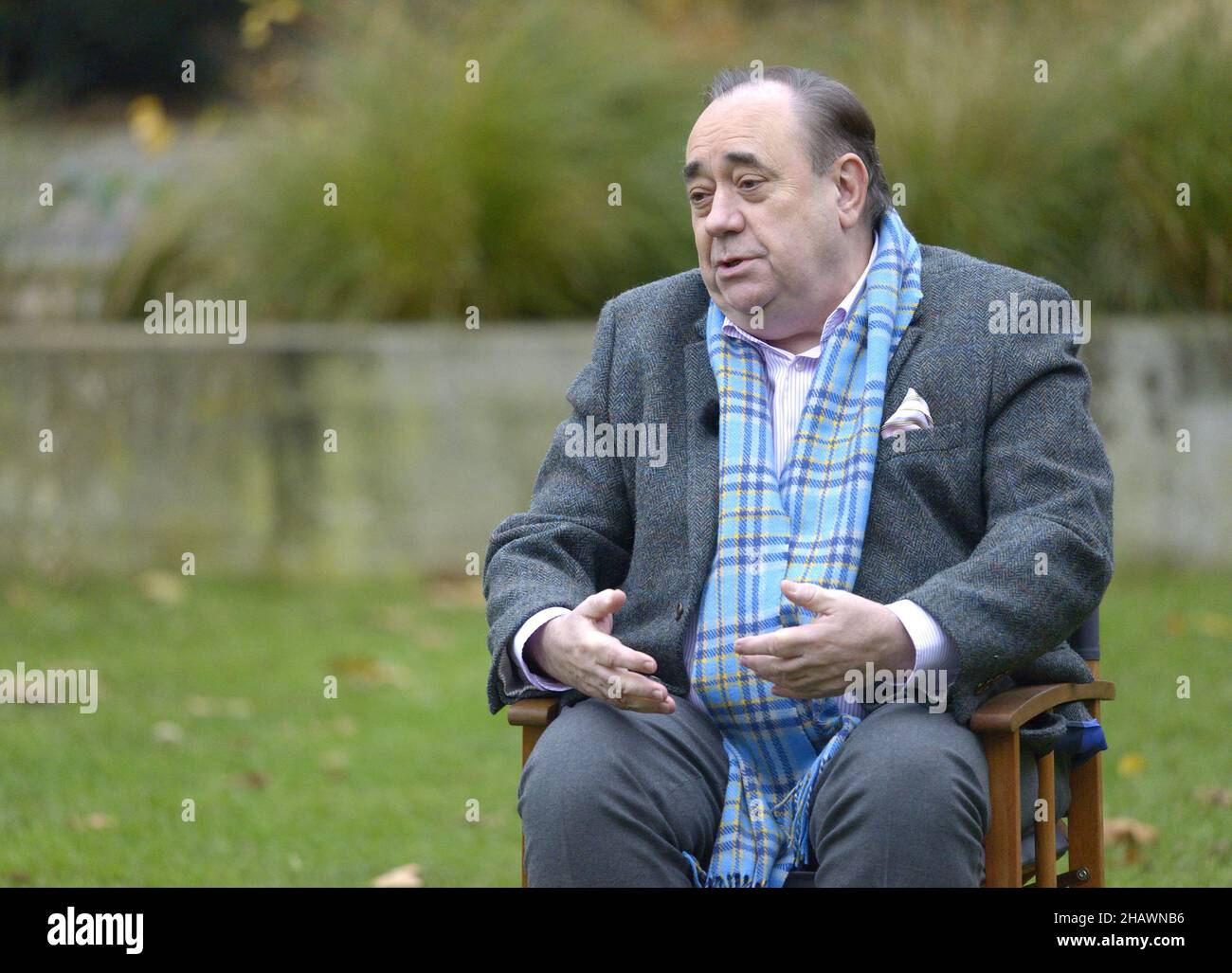 Alex Salmond - ex deputato SNP e primo Ministro della Scozia - conduce un'intervista televisiva sul College Green, Westminster, Londra, 14th dicembre 2021 Foto Stock