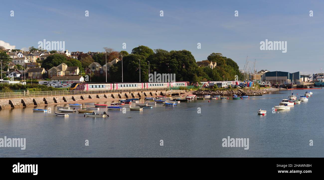 Un treno Cross Country che passa per il porto di Teignmouth, South Devon, servizio 1V46 la 0645 York a Plymouth. Foto Stock