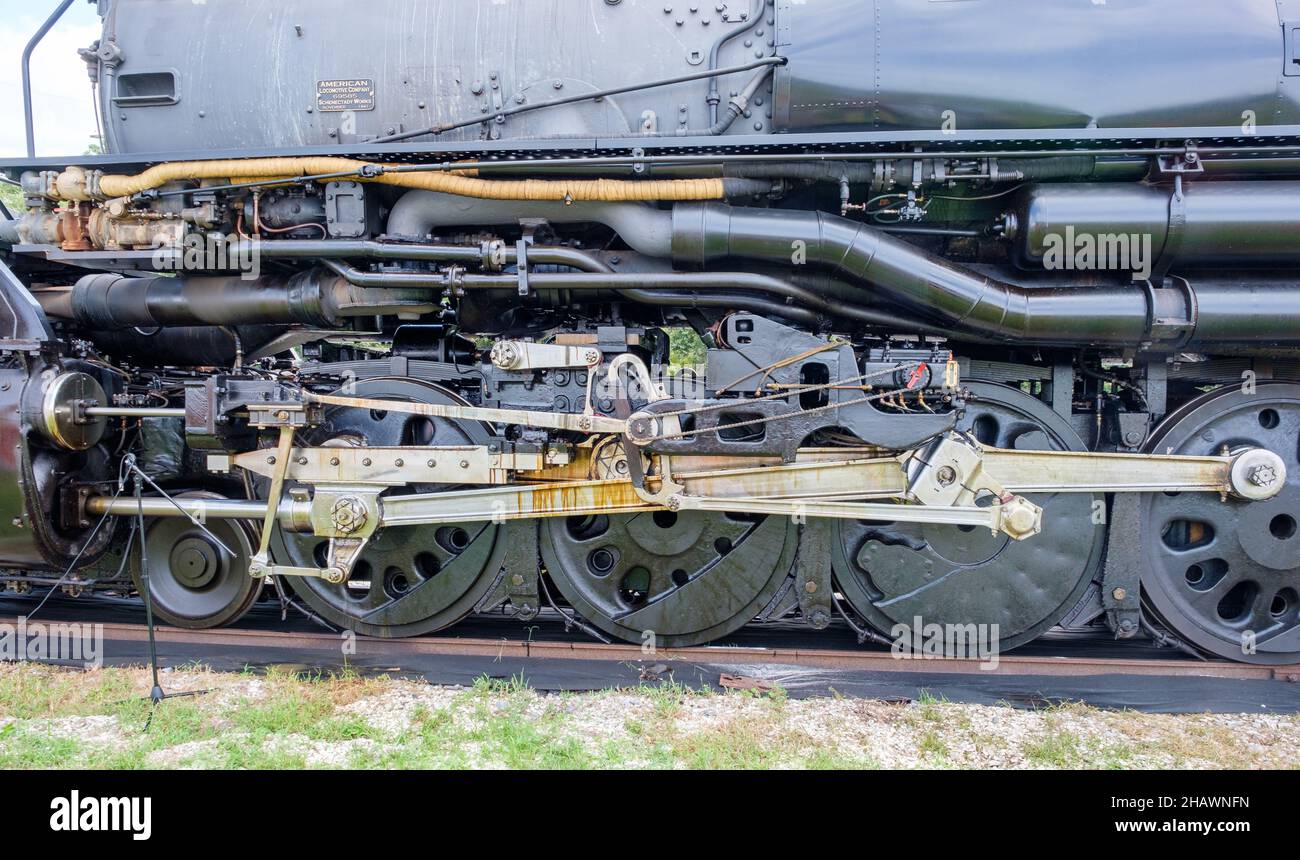 NEW ORLEANS, LA, Stati Uniti d'America - 8 AGOSTO 2021: Ruote e meccanici della locomotiva a vapore Big Boy 4014 durante la sua sosta del tour a Uptown New Orleans Foto Stock