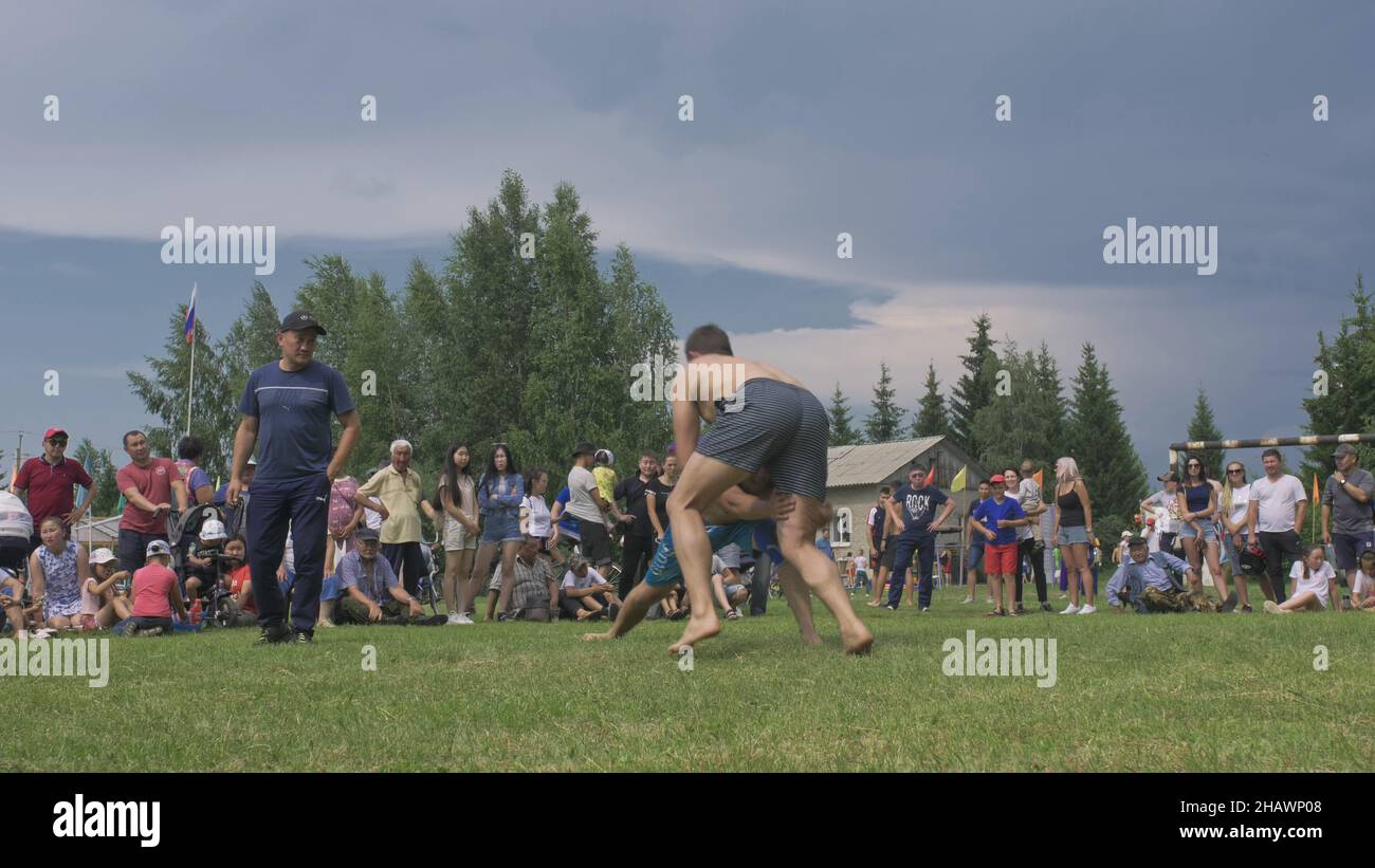 Odinsk, Russia - Giugno 29 2019: Buryat sport nazionale wrestling. Holiday sur Harban. Surkharban Naadam Sagaalgan Shagaa nuovo anno buddista, Naadim, Kosh Foto Stock