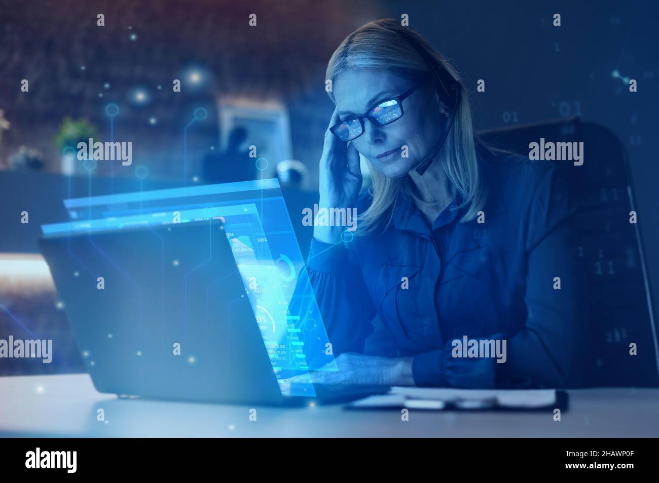 Donna bionda matura focalizzata, dirigente, ceo, esperto finanziario, broker azionario, utilizzo di notebook, utilizzo sul posto di lavoro, lavoro, analisi dei dati finanziari, ricerca, strategia di pianificazione. Tecnologia futura Foto Stock