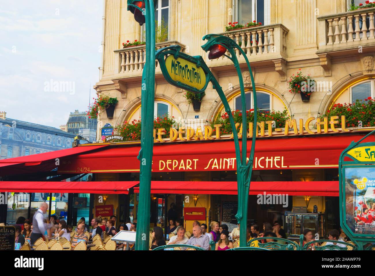 Ristorante all'aperto e Metropolitan segno nel quartiere Latino, Parigi, Francia Foto Stock