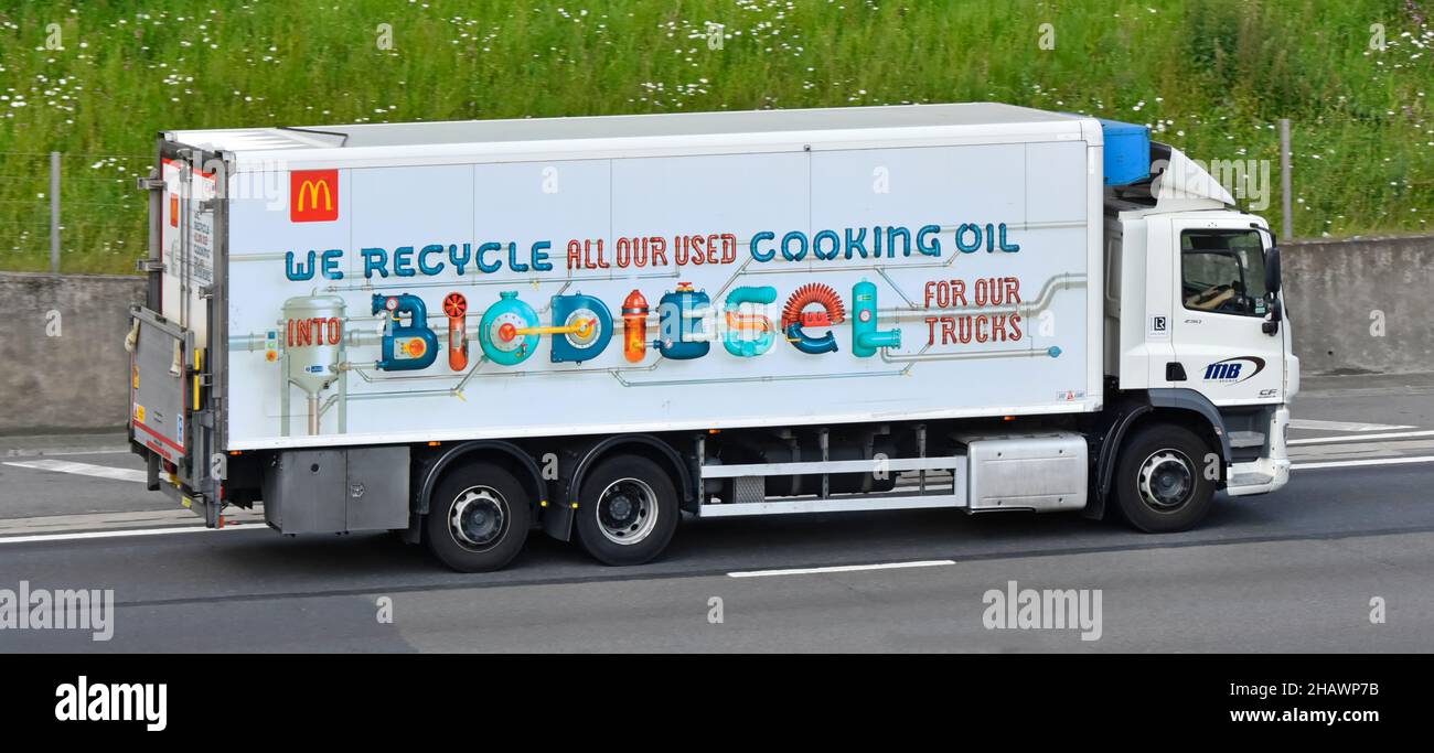Pubblicità a lato di McDonalds fast food camion promuovere il riciclaggio dell'olio di cottura in biodiesel per i loro camion di affari & driver autostrada del Regno Unito Foto Stock