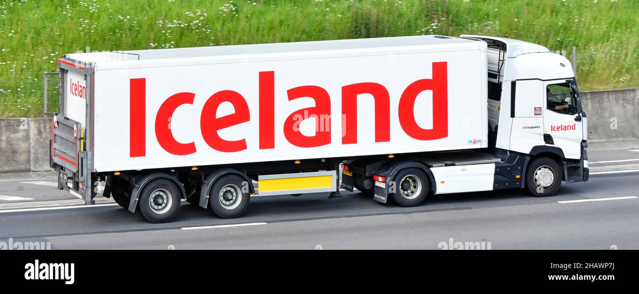 Vista laterale di Islanda Frozen Foods & Groceries commercio al dettaglio alimentare catena di fornitura consegna hgv camion camion grande marchio rosso lettere rimorchio pubblicità UK Foto Stock