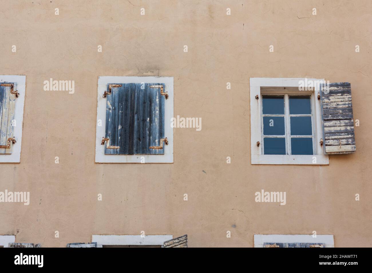Edifici della città vecchia di Budva, Montenegro: Città medievale, antiche mura e tetto di tegole rosse, splendida vista Foto Stock