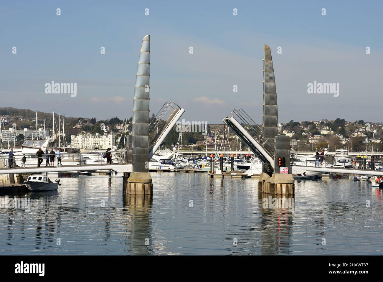 Un doppio ponte pedonale di sollevamento a base di cavolo attraverso l'ingresso al molo interno nel porto di Torquay, Devon sud. Foto Stock