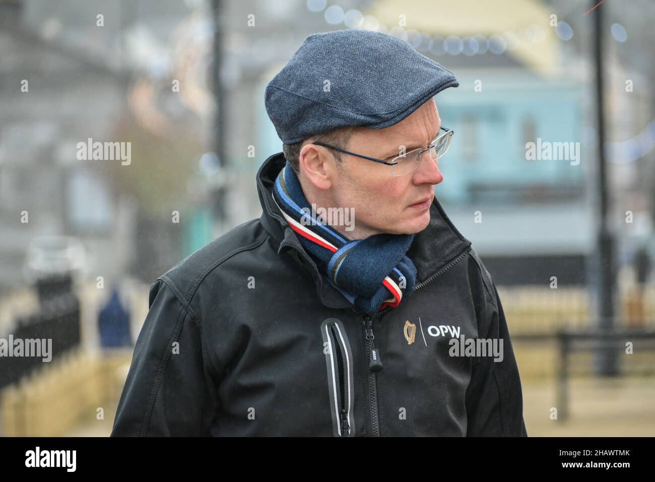 Bantry, West Cork, Irlanda. 14th Dic 2021. Patrick o'Donovan, Ministro dell'Ufficio dei lavori pubblici, è stato oggi a Bantry per discutere del progetto di alluvione a Bantry. Credit: Karlis Dzjamko News/Alamy Live News Foto Stock