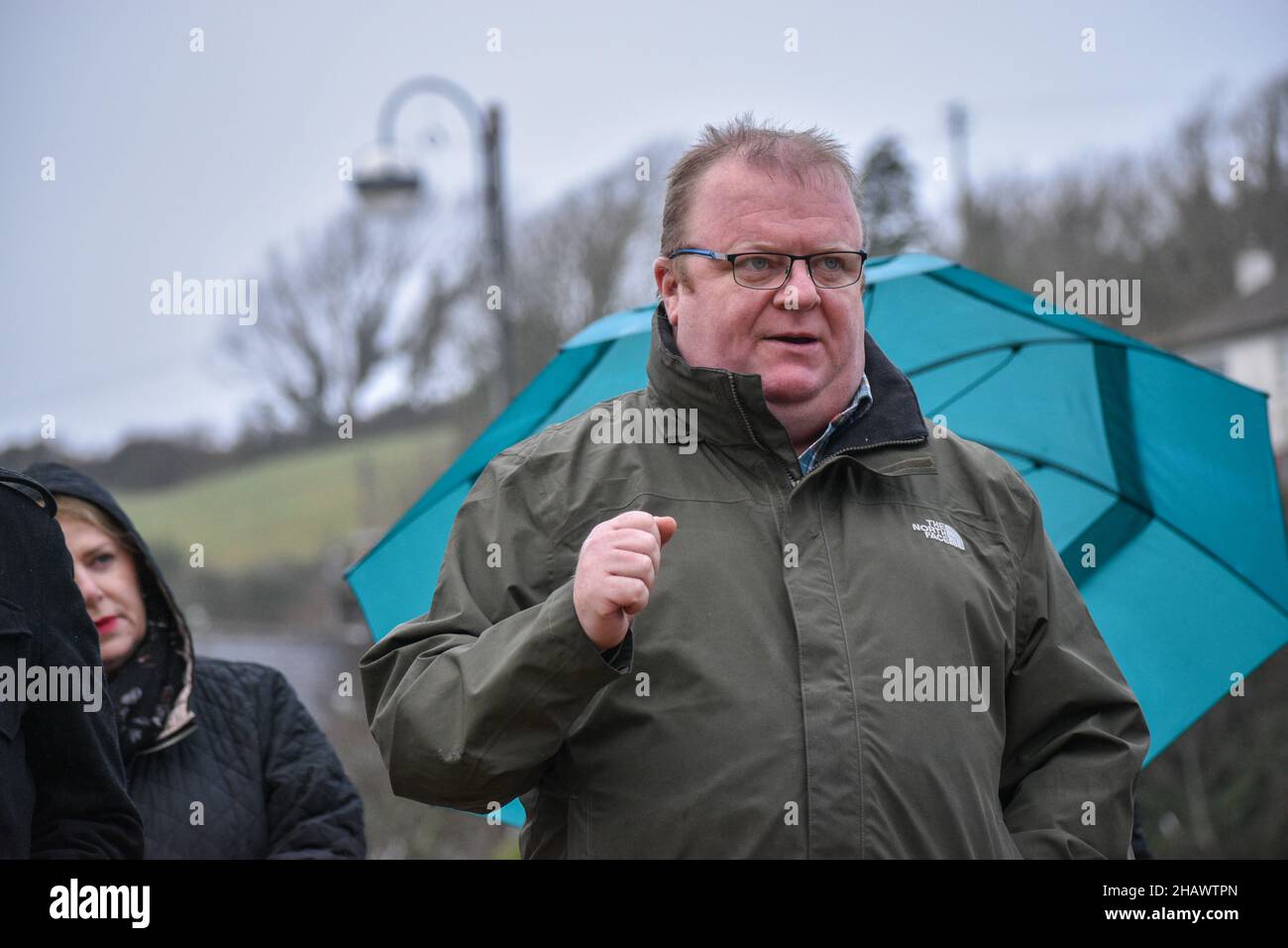 Bantry, West Cork, Irlanda. 14th Dic 2021. Patrick o'Donovan, Ministro dell'Ufficio dei lavori pubblici, è stato oggi a Bantry per discutere del progetto di alluvione a Bantry. Credit: Karlis Dzjamko News/Alamy Live News Foto Stock