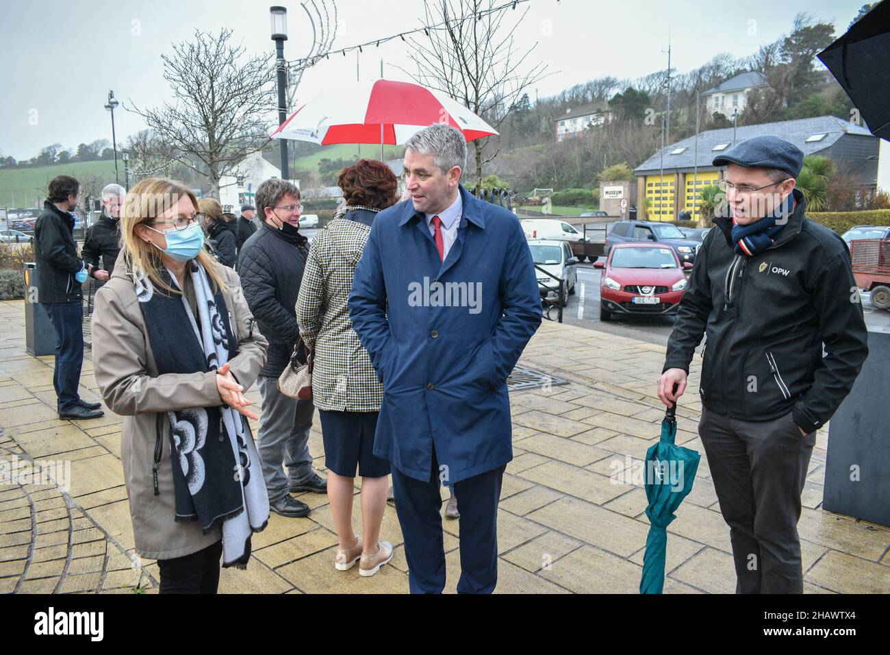 Bantry, West Cork, Irlanda. 14th Dic 2021. Patrick o'Donovan, Ministro dell'Ufficio dei lavori pubblici, è stato oggi a Bantry per discutere del progetto di alluvione a Bantry. Credit: Karlis Dzjamko News/Alamy Live News Foto Stock