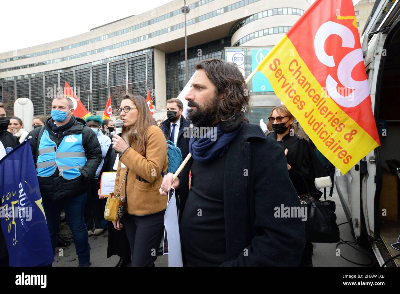 Incontro di giudici, avvocati e impiegati di fronte al ministero di Bercy a Parigi, dove gli addetti alla giustizia hanno richiesto maggiori risorse finanziarie e umane Foto Stock