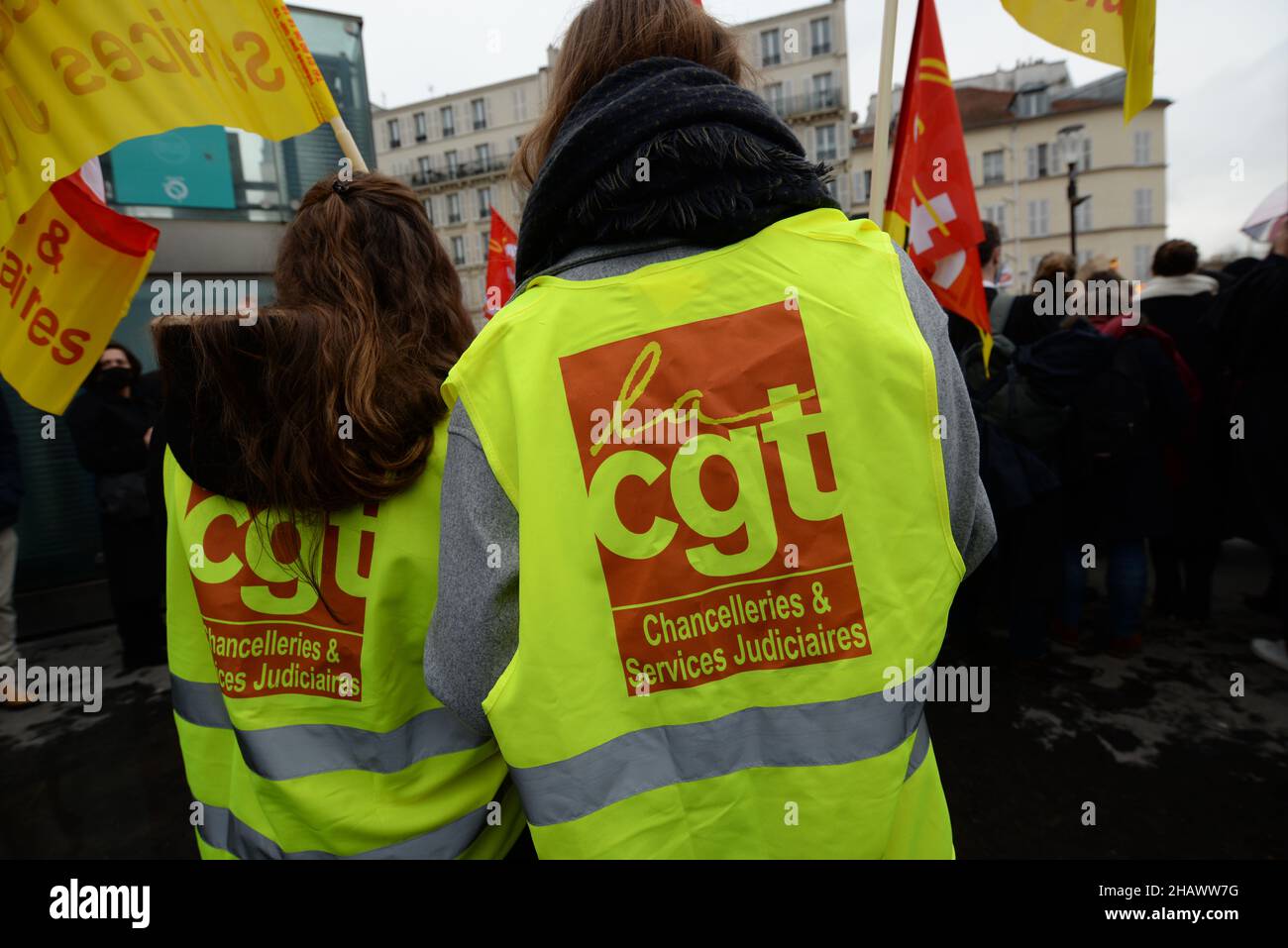 Incontro di giudici, avvocati e impiegati di fronte al ministero di Bercy a Parigi, dove gli addetti alla giustizia hanno richiesto maggiori risorse finanziarie e umane Foto Stock