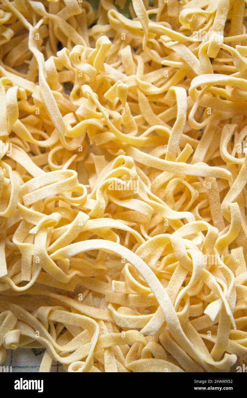 Pasta tradizionale italiana fatta in casa con fettuccine Foto Stock