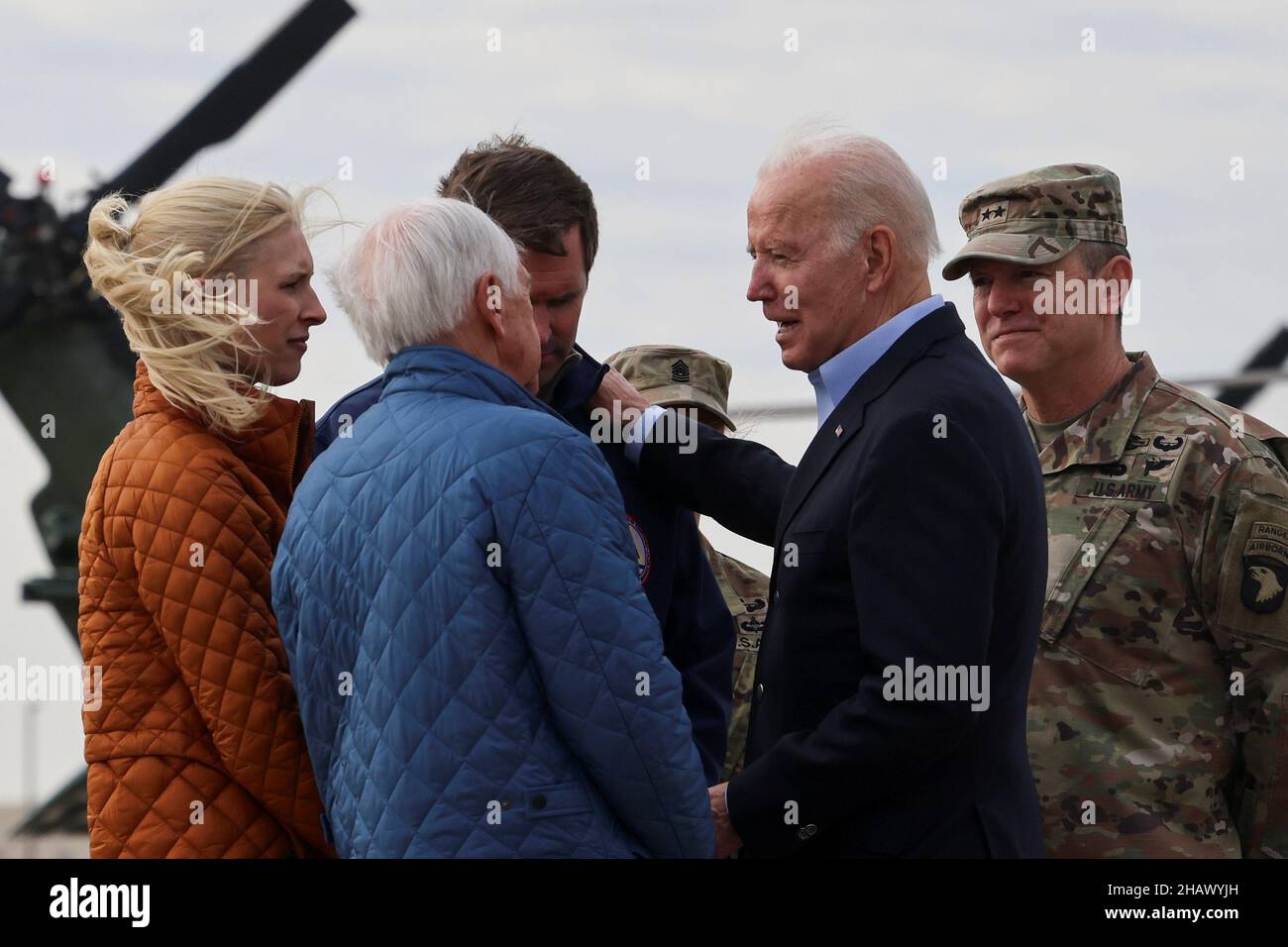 Il presidente degli Stati Uniti Joe Biden è accolto dal governatore del Kentucky Andy Besear, prima signora Britainy Besear, ex governatore del Kentucky Steve Besear, Generale Joseph P. McGee, comandante Generale, 101st Airborne Division e Command Sergeant Major Veronica E. Knapp, Command Sergeant Major, 101st Airborne Division, a Fort Campbell, Kentucky, USA, 15 dicembre 2021. REUTERS/Evelyn Hockstein Foto Stock