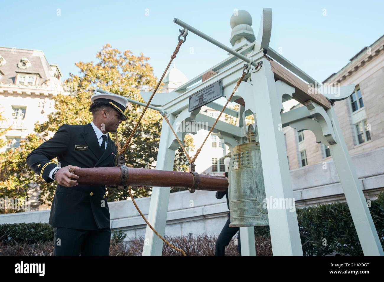 Annapolis, Stati Uniti d'America. 13 dicembre 2021. Il centrocampista della U.S. Naval Academy partecipa alla cerimonia semestrale di campaniling nel cortile di Tecumseh per celebrare la loro vittoria sull'Esercito nella partita annuale di calcio dell'Esercito-Marina 13 dicembre 2021 ad Annapolis, Maryland. L'Accademia Navale degli Stati Uniti Midshipmen sconfisse i Cavalieri neri dell'esercito 17-13 nella loro matchup del 122nd. Credit: M4C Jarrod Schad/US Navy/Alamy Live News Foto Stock