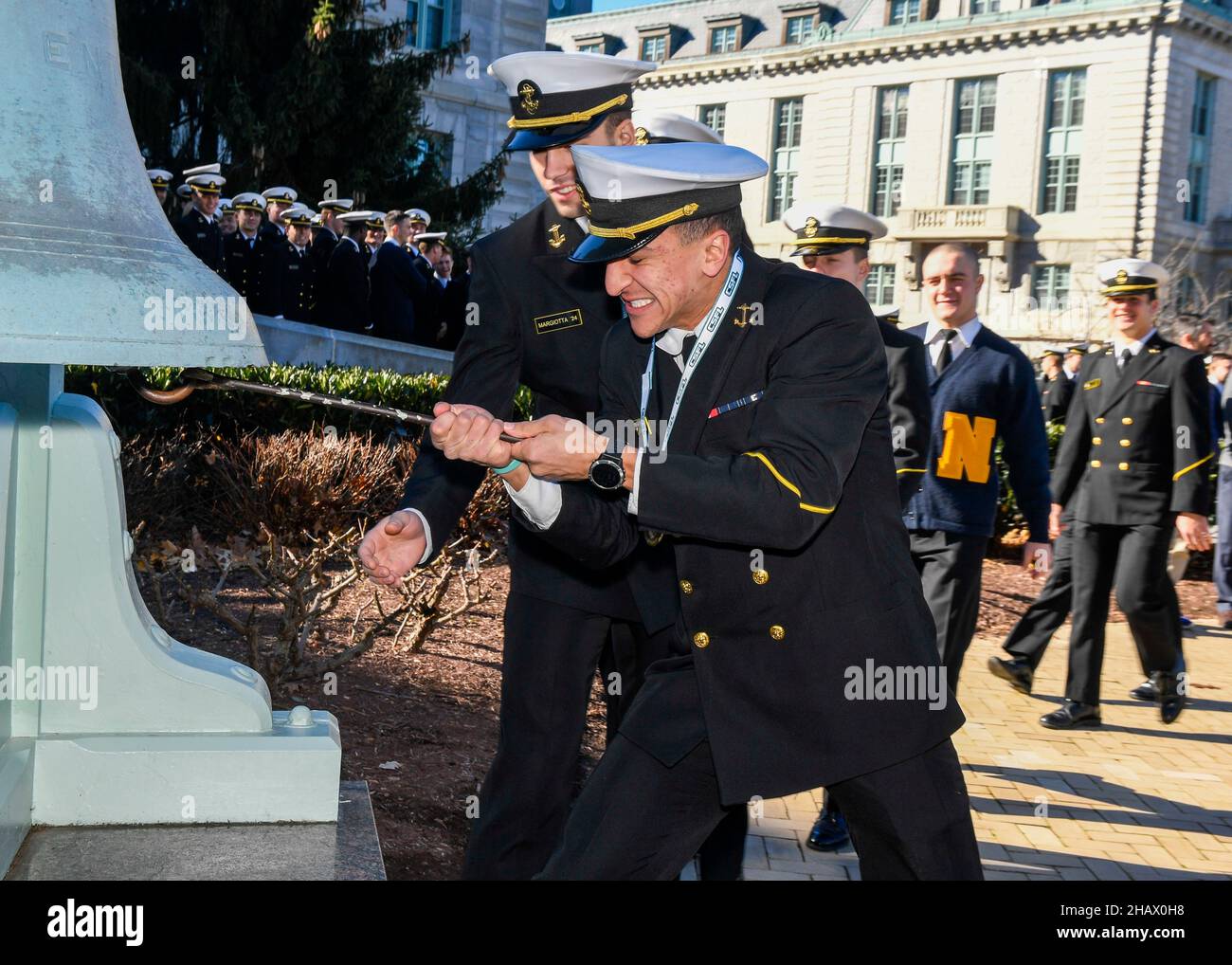 Annapolis, Stati Uniti d'America. 13 dicembre 2021. Il centrocampista della U.S. Naval Academy partecipa alla cerimonia semestrale di campaniling nel cortile di Tecumseh per celebrare la loro vittoria sull'Esercito nella partita annuale di calcio dell'Esercito-Marina 13 dicembre 2021 ad Annapolis, Maryland. L'Accademia Navale degli Stati Uniti Midshipmen sconfisse i Cavalieri neri dell'esercito 17-13 nella loro matchup del 122nd. Credit: MCS Jordyn Diomede/US Navy/Alamy Live News Foto Stock