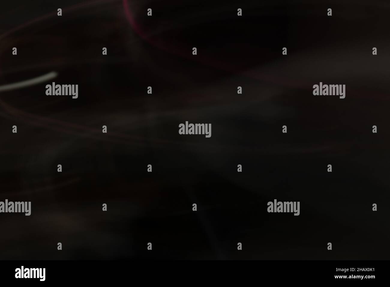 Un bizzarro sentiero bianco chiaro su sfondo fotografico scuro. Foto Stock