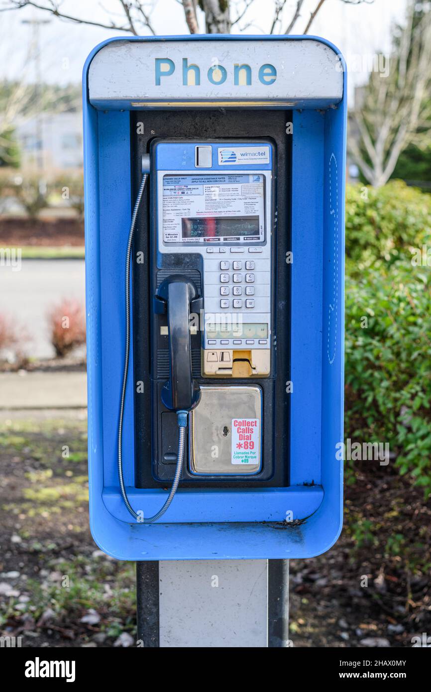Monroe, WA, USA - 14 dicembre 2021;cinque telefoni a pagamento autonomi di proprietà di WiMacTel Inc a Monroe Washington con telefono di parola Foto Stock