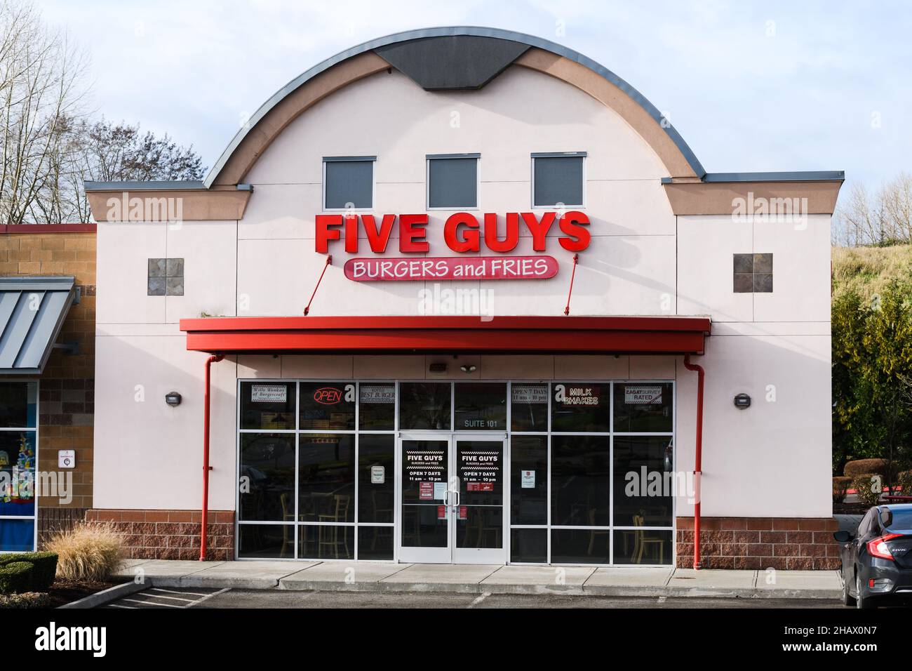 Monroe, WA, USA - 14 dicembre 2021; il ristorante Five Guys Burger and Fries si trova a Monroe Washington con un cartello aperto nella finestra Foto Stock